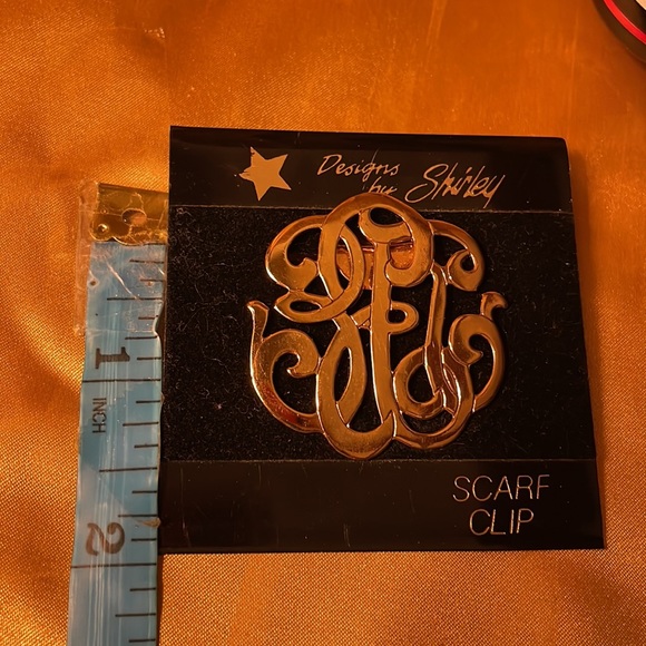 Designs By Shirley Scarf Clip gold colored scrolled design- Never worn on card - Picture 4 of 5